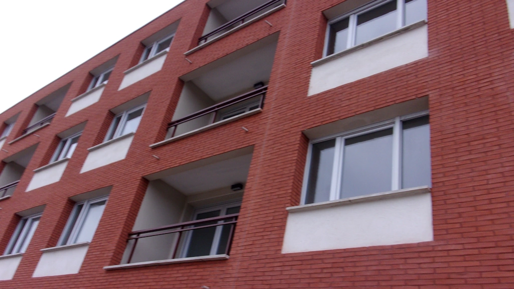 détail des parements briquettes et enduit de finition de la façade principale côté rue d'un immeuble en construction à Toulouse - chantier réalisé par l'entreprise ASSO BÂT